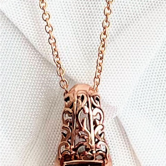 Elegant Rose Gold Pendant Necklace - Picture 3 of 4